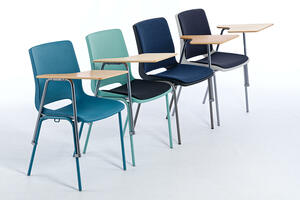 Die Schreibtablare unserer Paso ST sind für Links- und Rechtshänder verfügbar